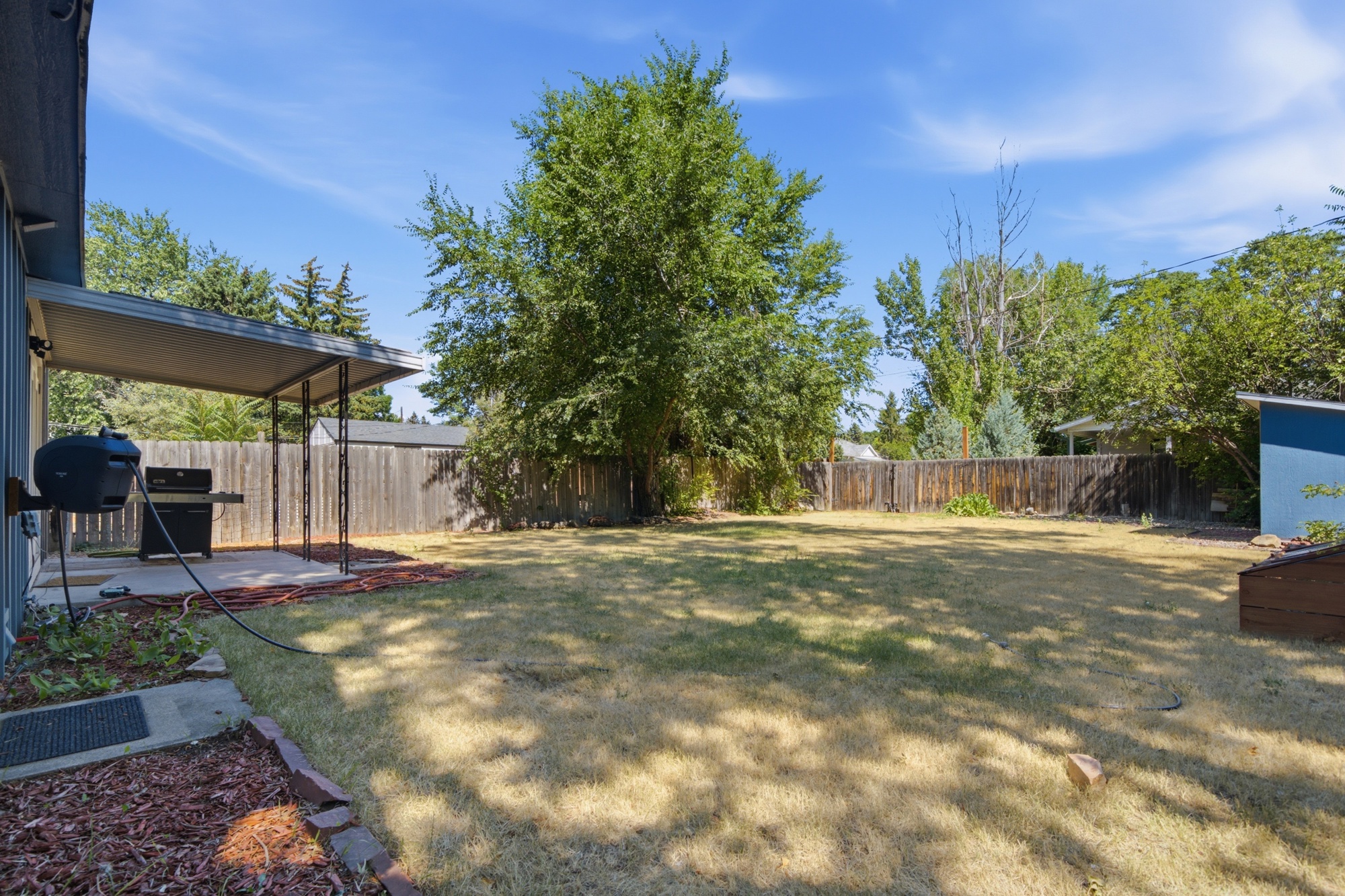 Huge fenced backyard, ready for BBQs